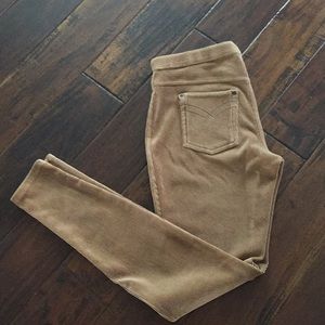 Size M Hue camel colored leggings